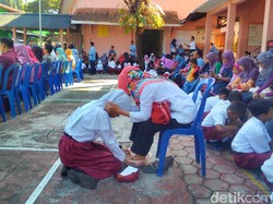 Ratusan Siswa Baru di Purwokerto Basuh Kaki Orang Tua