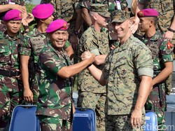 Marinir dan Prajurit USMC Latihan Mengatasi Bencana di Sidoarjo