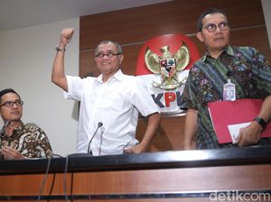 Jempol Ketua KPK Saat Jumpa Pers Tetapkan Novanto Tersangka di 170717