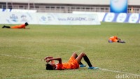 Para pemain SSB Imran Soccer Academy tampak kecewa dengan kekalahan tersebut.