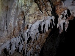 Indahnya Batu Susun di Gua Boki Moruru yang Simpan Kisah Legenda