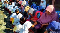 Momen Siswa Baru di SMPN 5 Purwokerto Basuh Kaki Orang Tua