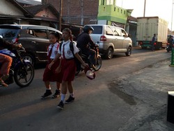 Arus Lalu Lintas Hari Pertama Sekolah di Sidoarjo-Surabaya Padat
