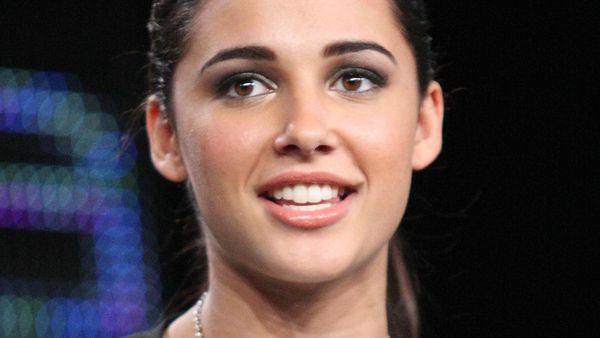 Foto: Cantiknya Naomi Scott, Pemeran Putri Jasmine Tampil Kasual