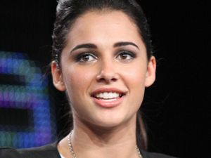 Foto: Cantiknya Naomi Scott, Pemeran Putri Jasmine Tampil Kasual