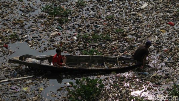 Foto: Horor Sampah Sungai Citarum