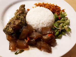 Warung Pickers: Makan Nasi Rames Komplet Plus Es Kopi Susu di Warung Kekinian