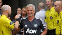 Manjer Manchester United, Jose Mourinho, pantas bergembira dengan penampilan positif anak asuhnya. MU memetik kemenangan dalam dua laga awal pramusim. (Gene Sweeney Jr/Getty Images/AFP)