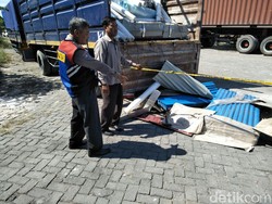 Kasihan, Kenek Truk ini Tewas akibat Tertimpa Seng Gelombang