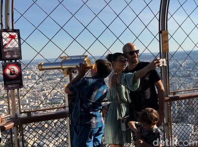 Foto: Perjuangan Menggapai Puncak Menara Eiffel