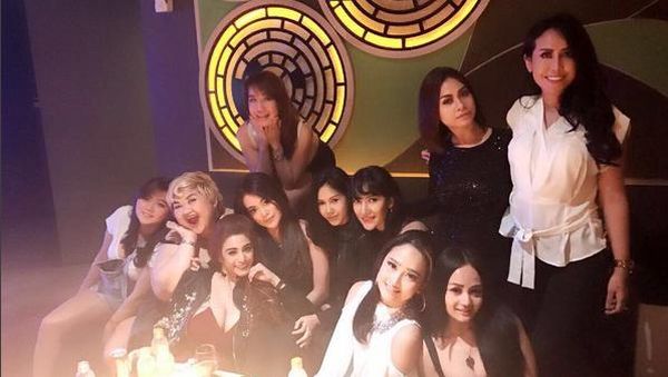 Foto Pretty Asmara saat Party Bersama Rekannya Sebelum Ditangkap