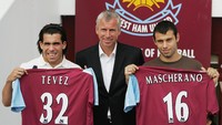 Carlos Tevez dan Javier Mascherano. Nama Joorabchian menyeruak ke panggung sepakbola dunia setelah transfer kontroversial Tevez dan Mascherano ke West Ham United pada musim panas 2006. (Foto: Christopher Lee/Getty Images)