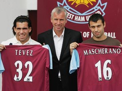 Carlos Tevez dan Javier Mascherano. Nama Joorabchian menyeruak ke panggung sepakbola dunia setelah transfer kontroversial Tevez dan Mascherano ke West Ham United pada musim panas 2006. (Foto: Christopher Lee/Getty Images)