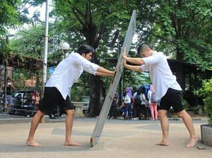 Gelar Performance Art di Ruang Publik, Kelvin Atmadibrata Rasakan Tanpa Jarak
