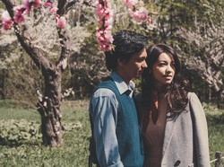 Kemesraan Velove Vexia dan Adipati Dolken di Teaser Hujan Bulan Juni