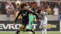 Marouane Fellaini bermain cukup prima di babak kedua. MU defisit pemain, mereka tak kebobolan hingga laga selesai. (Jim Urquhart/Reuters)