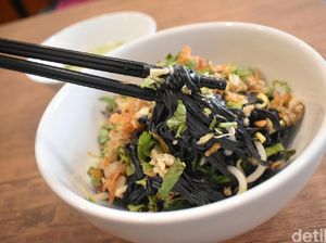 Coba Sensasi Enak Makan Mie Hitam hingga Mie Pelangi di Tempat Ini