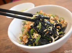 Coba Sensasi Enak Makan Mie Hitam hingga Mie Pelangi di Tempat Ini