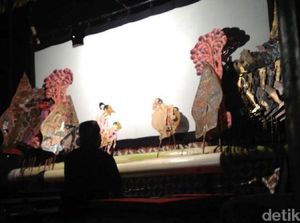 Gaya Anak Muda Bawakan Musik Keroncong