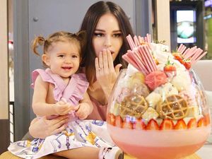 Dessert Raksasa Ini Hits di Bangkok, Isinya 22 Skop Es Krim dan Aneka Topping