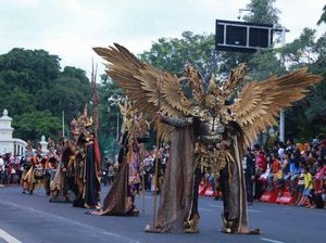 Meriahnya Kolaborasi Solo Batik Carnival dan Jember Fashion Carnaval