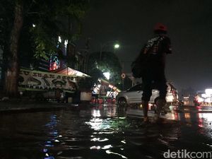 Pipa Air Kena Besi Pancang, Sebagian Jalan Matraman Tergenang
