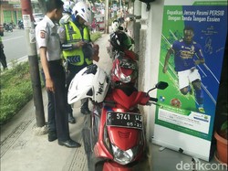 Polres Cianjur Tertibkan Pemotor yang Parkir di Trotoar