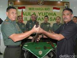 Warga Aceh Serahkan 2 Senapan AK 45 Sisa Konflik ke TNI