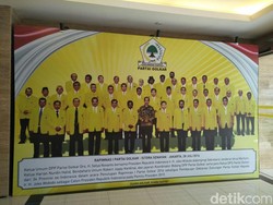 Jokowi Disebut Sreg dengan Airlangga Hartarto untuk Pimpin Golkar