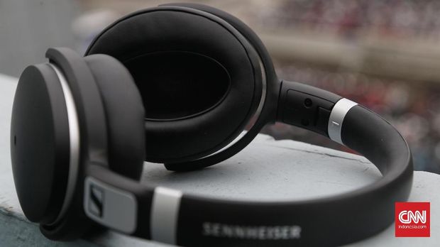 Secara desain, perangkat ini memang dibuat dengan model over ear dan