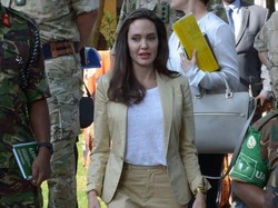 Angelina Jolie Temui Para Pengungsi Rohingya di Kamp Bangladesh