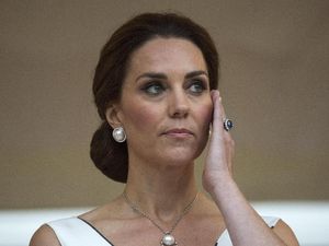 Foto: Gaya Seksi Kate Middleton Pakai Gaun Berbelahan Dada Rendah