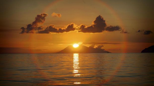 Pemandangan matahari terbenam di perairan Labuan Bajo, Senin (1/5). ANTARA FOTO/Muhammad Adimaja/17.