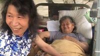 Potret Pria yang Menyamar Jadi Mendiang Kakak Perempuannya Demi Merawat Ibu