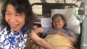 Potret Pria yang Menyamar Jadi Mendiang Kakak Perempuannya Demi Merawat Ibu