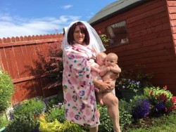 Mirip Nggak Ya Pose Bunda Ini dengan Beyonce?