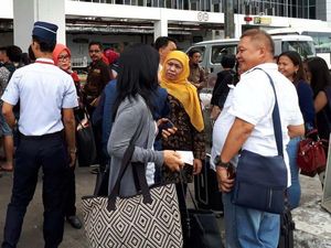 Mensos Khofifah Berbaur dengan Warga di Bandara