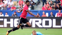 Pramusim ini Rashford tampak berotot. Seperti ketika ia meregangkan tubuh untuk menjebol gawang LA Galaxy di laga akhir pekan lalu, misalnya. (Photo by Harry How/Getty Images)