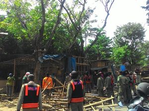 139 Lapak Kayu Liar Ditertibkan untuk Normalisasi Saluran Air