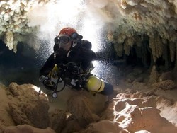 Kisah Penyelam Terjebak 2 Hari di Dalam Gua Bawah Air