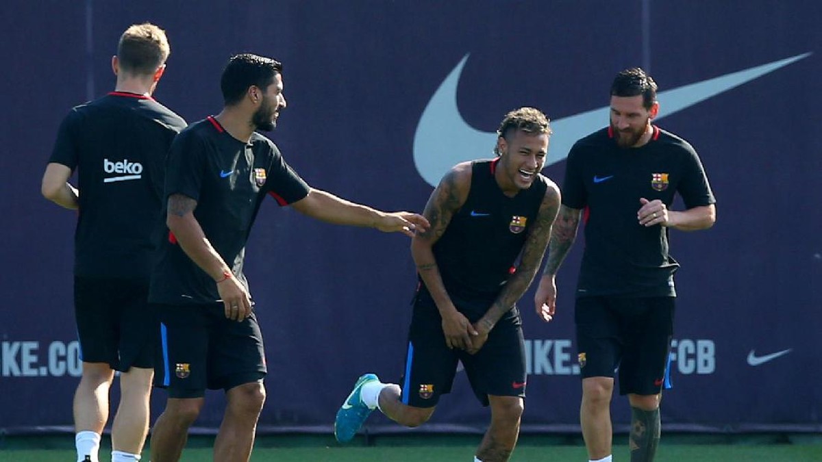 Neymar dengan pemain Barca lainnya dalam latihan pramusim (Foto: Albert Gea/Reuters)