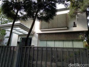 Foto: Situasi di Depan Rumah Besar Novanto di Kebayoran Baru