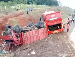 Bus Seruduk Mobil Bak Terbuka di Tol Cipali, Satu Orang Tewas