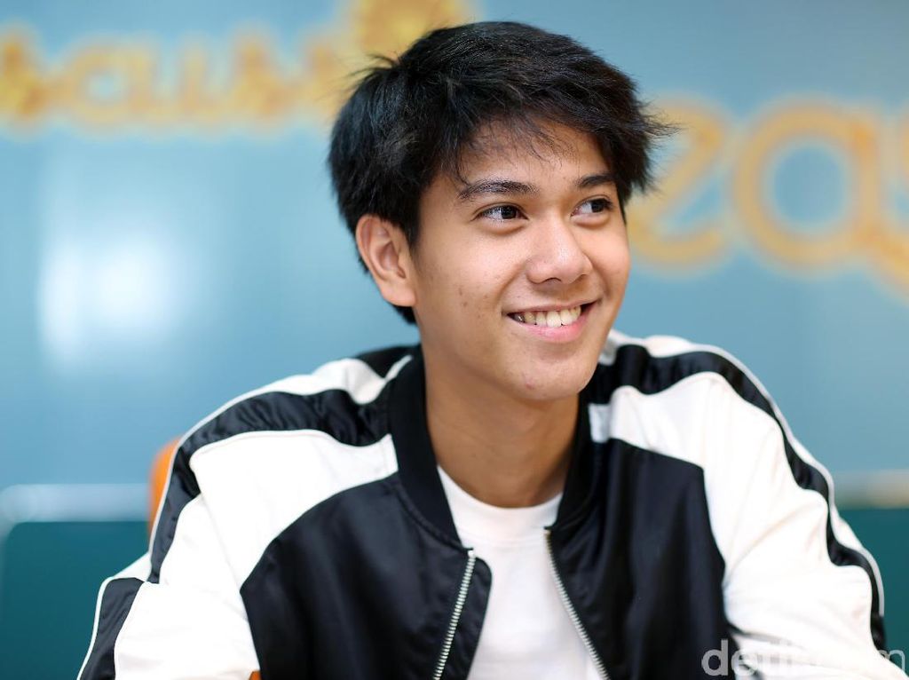 Iqbaal Ramadhan Enggan Berkompetisi dengan Mantan Personel CJR Lainnya Iqbaal Ramadhan Enggan Berkompetisi dengan Mantan Personel CJR Lainnya