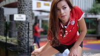 Olahraga Dulu Yuk Bareng Si Seksi Sandra Olga yang Lahir di Angkasa