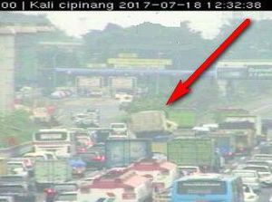 Truk Tabrak Pemisah Jalan di Tol Jagorawi arah TMII, Lalin Padat