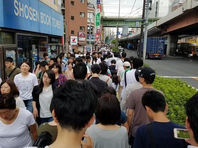 Antrean Luar Biasa Panjang, Warga Jepang Tetap Sabar