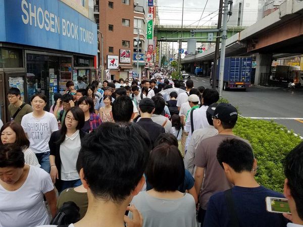 Antrean Luar Biasa Panjang, Warga Jepang Tetap Sabar