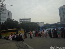 Massa Tolak Perppu di Depan Monas Bubarkan Diri