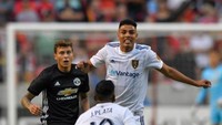 Victor Lindelof belum bisa mengamankan gawang Manchester United bersih dari catatan kebobolan. Di laga sebelumnya, MU kebobolan dua gol saat dia bermain. (Gene Sweeney Jr/Getty Images/AFP)